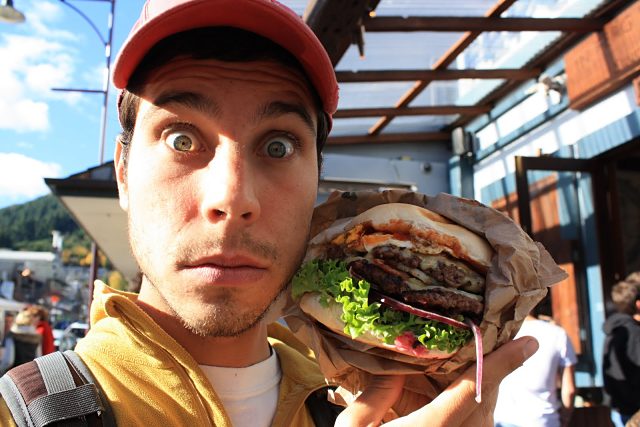 La hamburguesa 'Big al' de Fergburger en Queenstown es enorme y lleva el doble de todos sus ingredientes