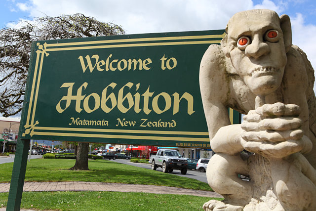 Cartel de entrada de Matamata en el que se puede leer: 'Welcome to Hobbiton'