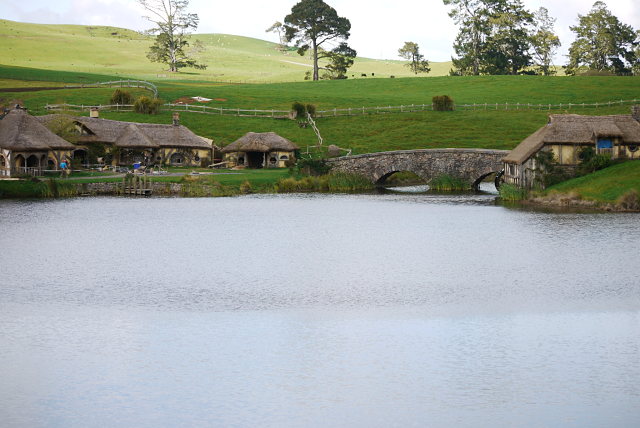 Lago de Hobbiton con la taberna del Dragón verde a la izquierda y el molino a la derecha
